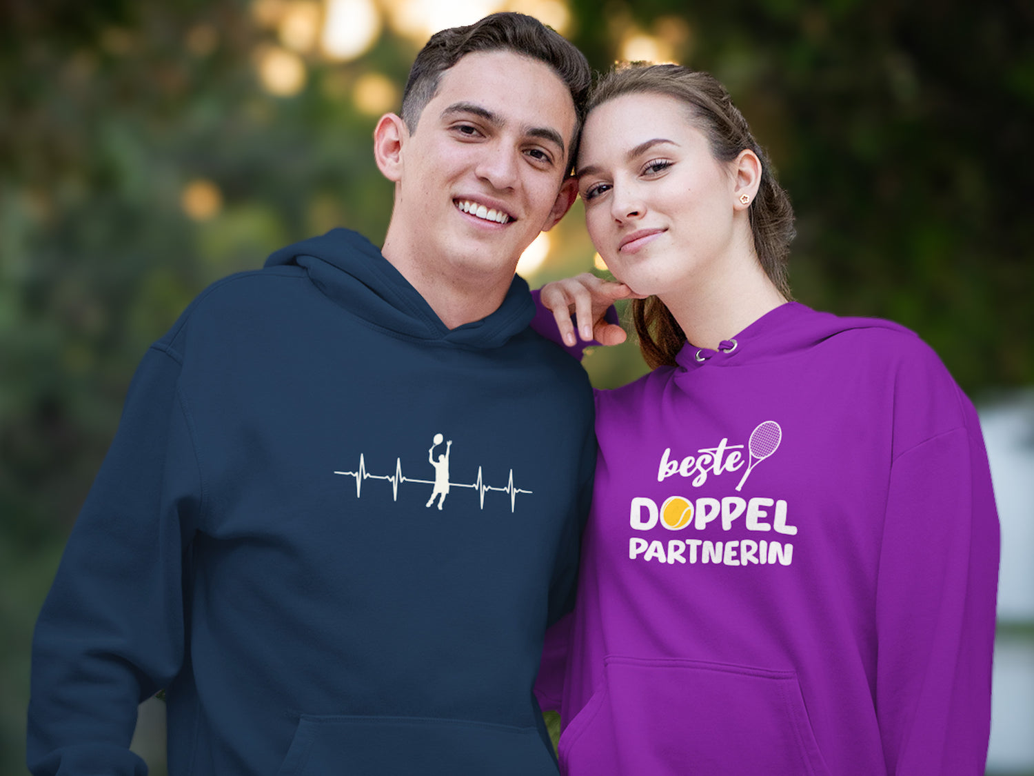 Mann und Frau mit Hoodies mit Herzschlag und Doppelpartnering Motiv