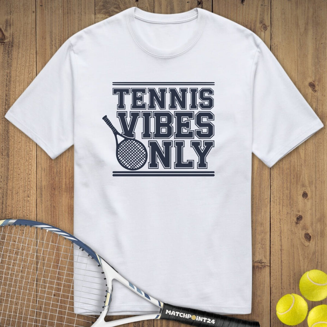 Tennis Vibes School | Premium Herren T-Shirt - Matchpoint24 - Kleidung für Tennisfans