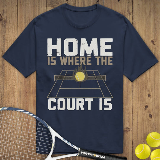 Where the court is | Premium Herren T-Shirt - Matchpoint24 - Kleidung für Tennisfans