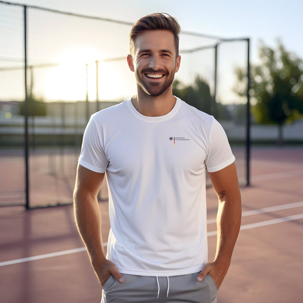 Bundesinstitut für Tennisleidenschaft | Herren Sport T-Shirt Brustdruck - Matchpoint24 - Kleidung für Tennisfans